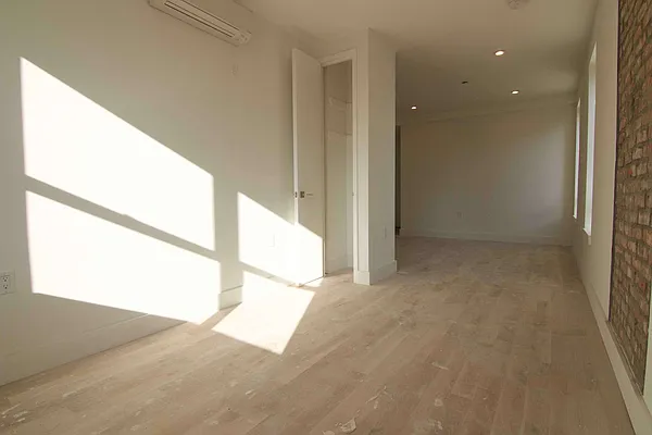 Rented by Nooklyn NYC LLC | media 18