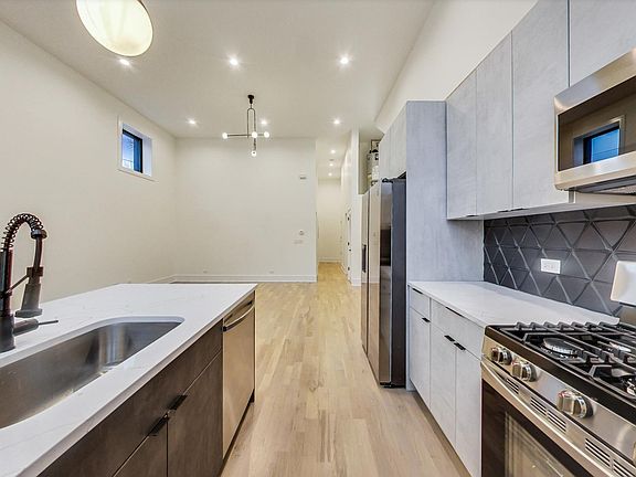 2nd image of 1359 N Rockwell St #1W