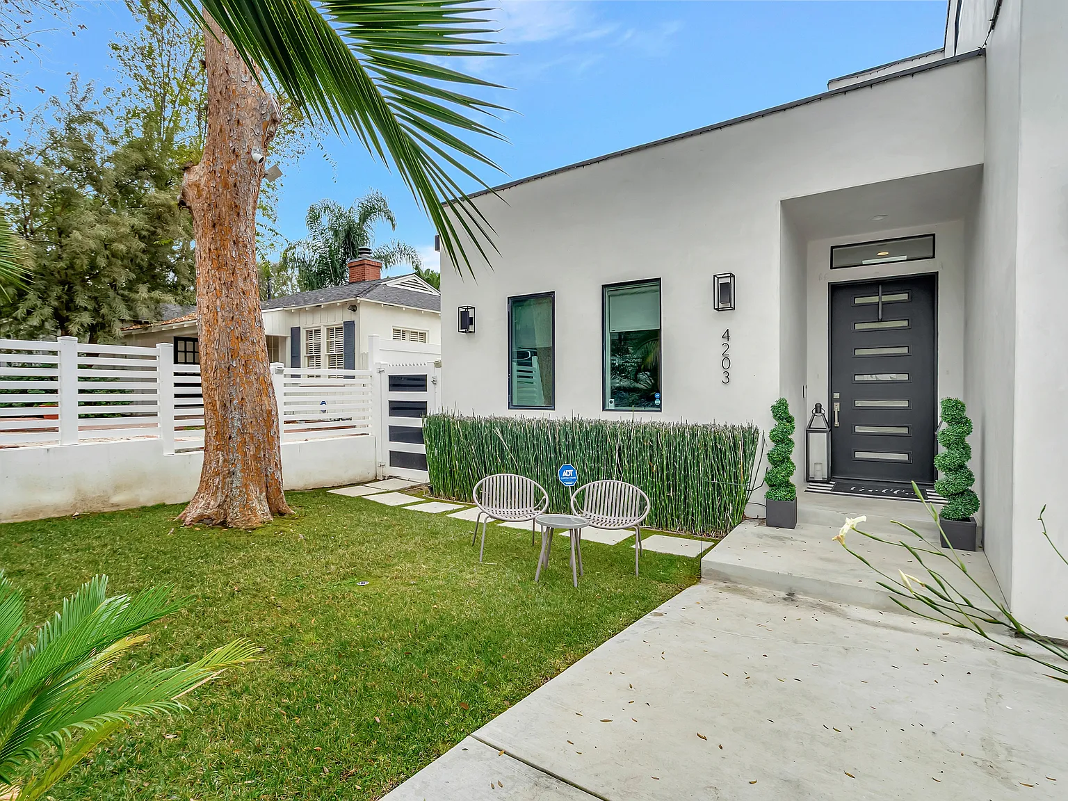 5 bed, 4.5 bath, 3754 sqft, $12,900 — Photo 3