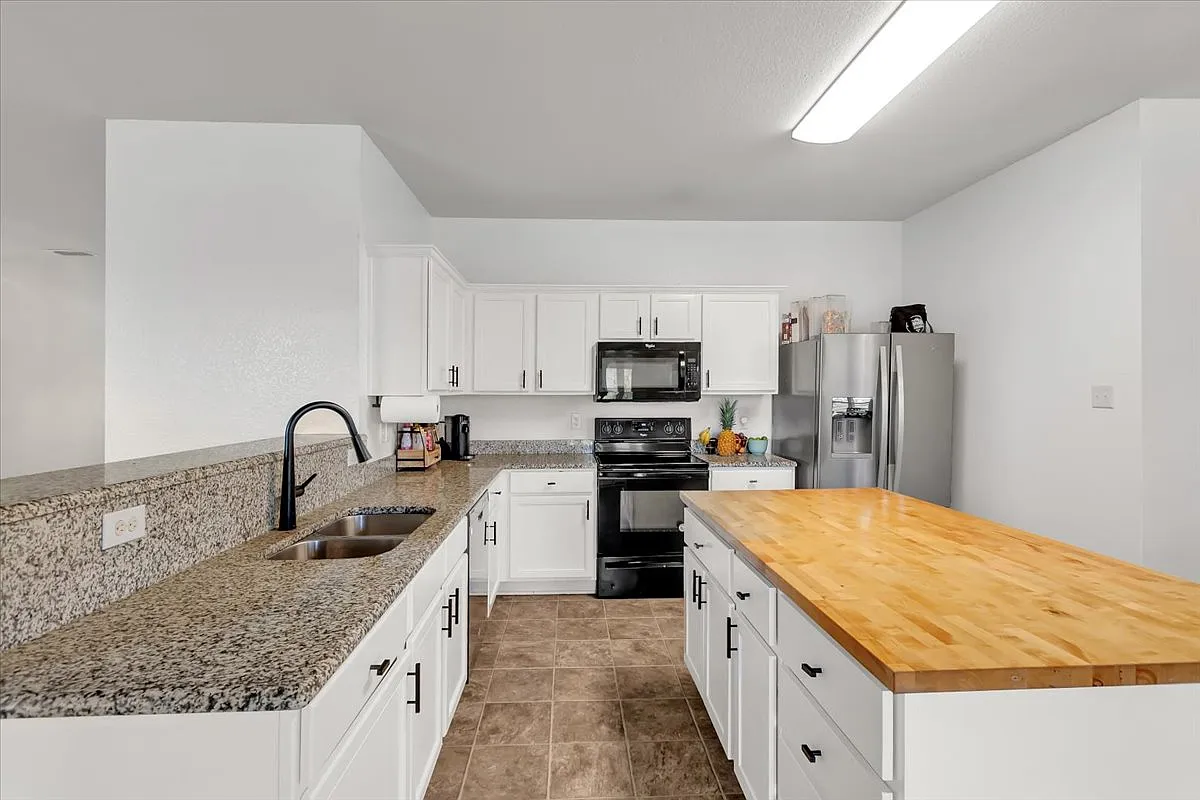 4 bed, 2372 sqft, $2,700 — Photo 4