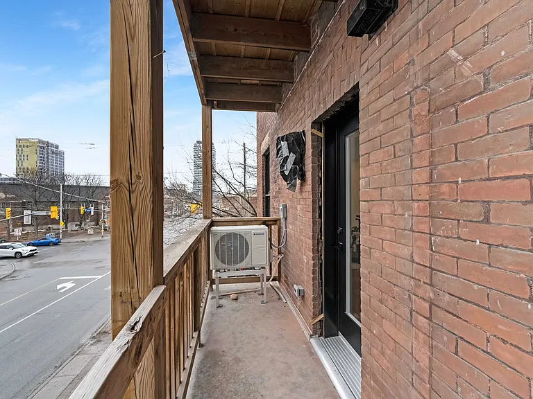 887 Somerset St W — Photo 37