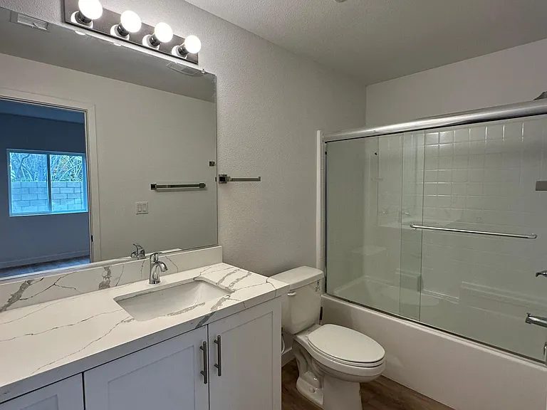 227 E Franklin Ave #G — Photo 10