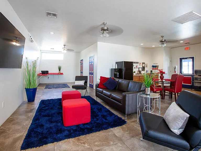 University Manor — Photo 16
