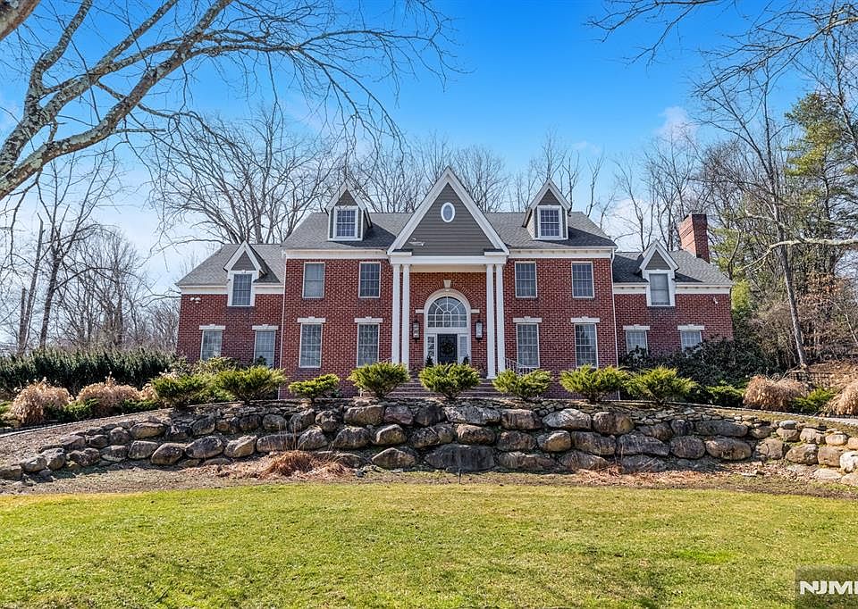 1st image of 18 Sunflower Dr
