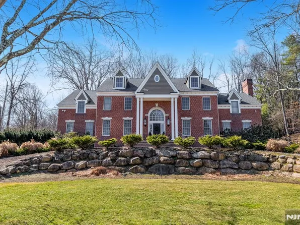 18 Sunflower Dr, Upper Saddle River, NJ 07458