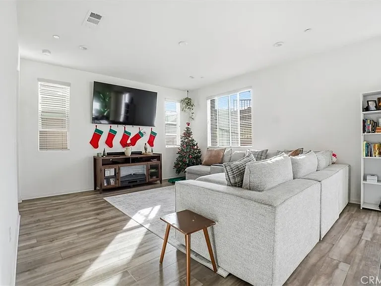556 Enzo St — Photo 6