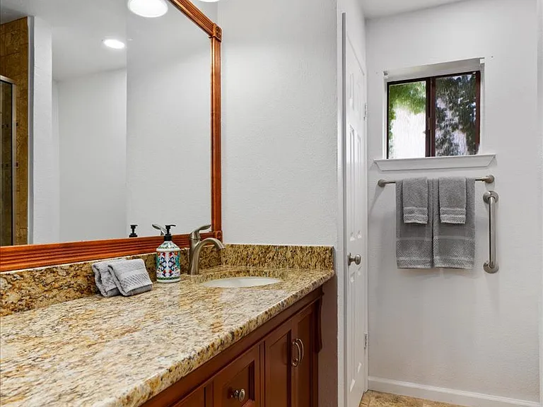 605 Hill Cv — Photo 20