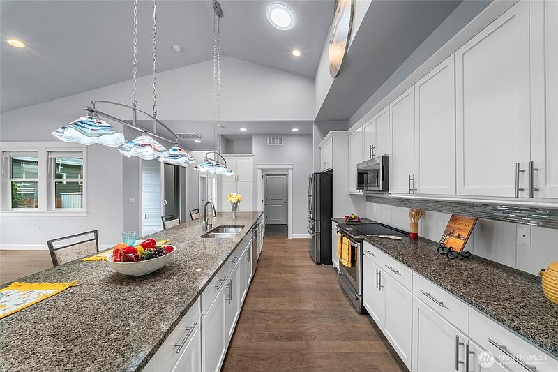 5th image of 3346 Arrowroot Street SE