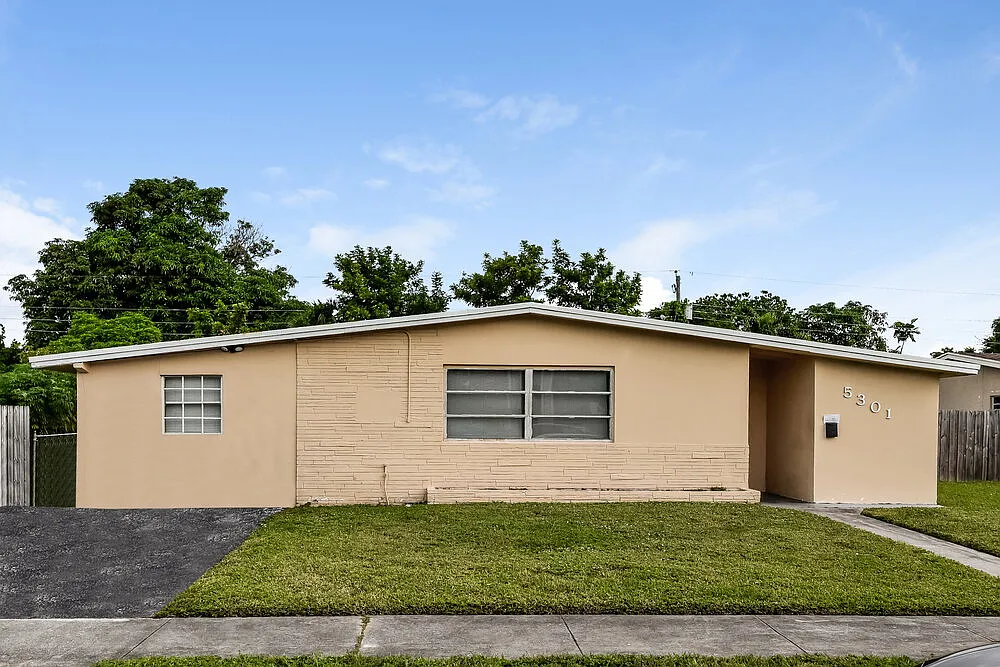 3 bed, 2.0 bath, 1326 sqft, $2,560 — Photo 1