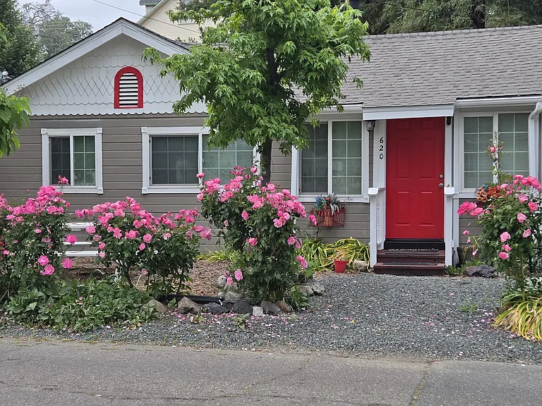 this is 620 6th st. 
630 6th... is behind this home
through the arches on the left.