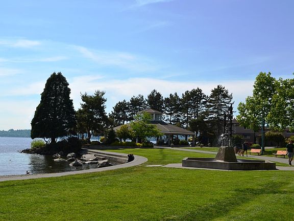Just 6 blocks to the waterfront park