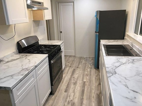 3rd image of 1012 E Santa Paula St