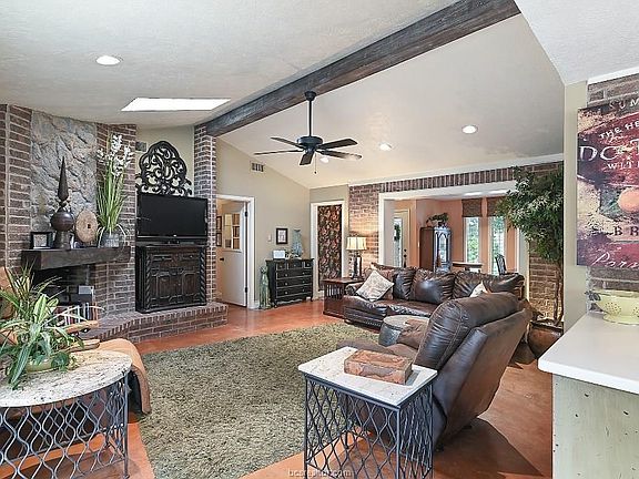 4th image of 1805 Sabine Ct