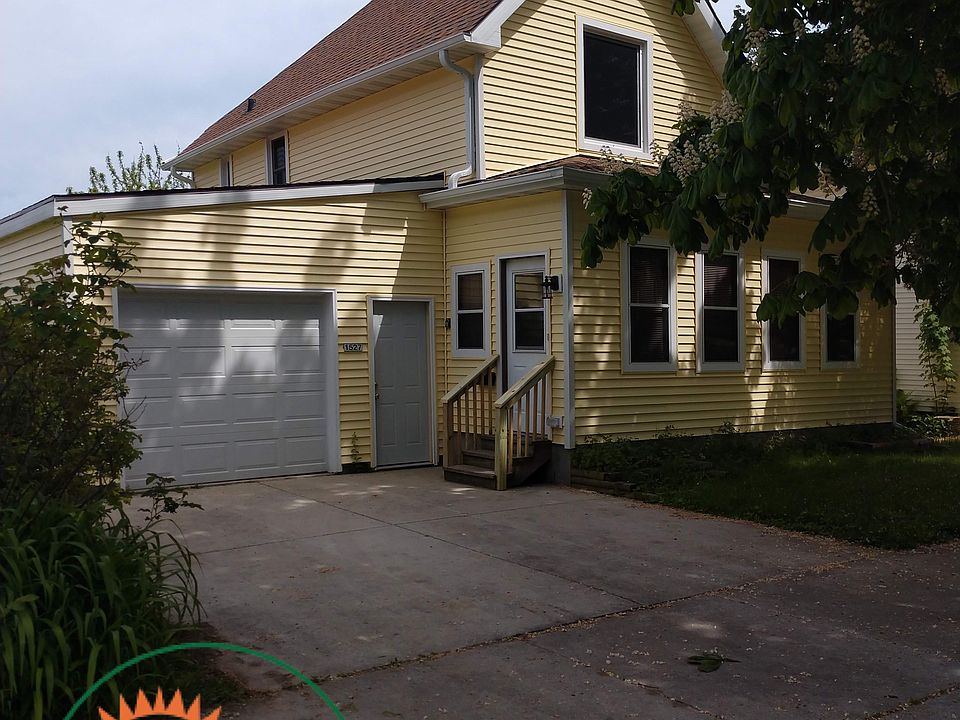 1.5 Car Garage & offstreet parking for 1 car