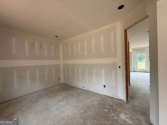 5th image of 1004 S Laney Rd