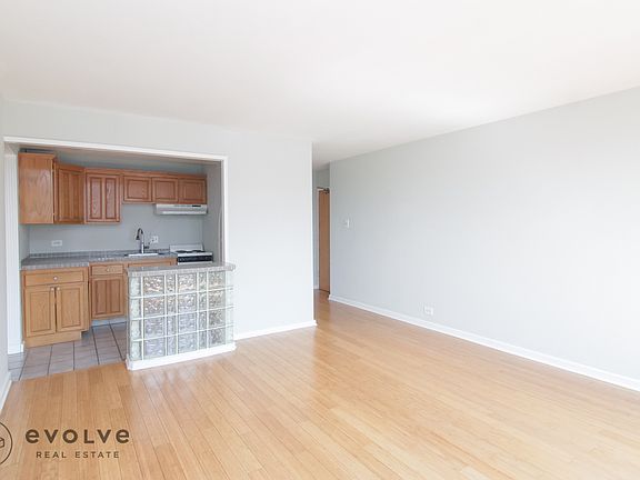 2nd image of 445 W Wellington Ave APT 11C