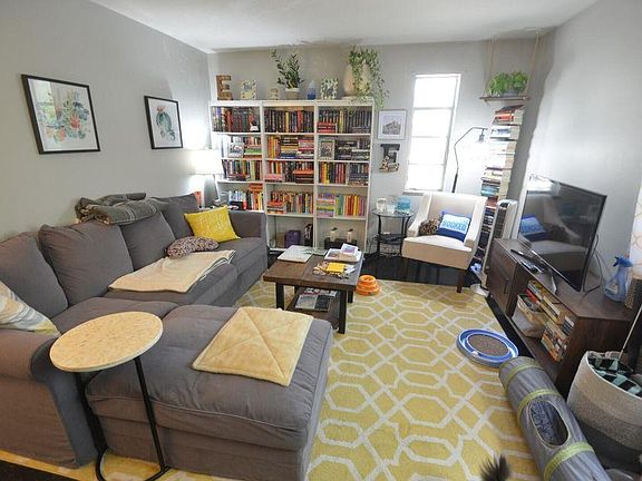 3rd image of 206 W 6th Ave #A