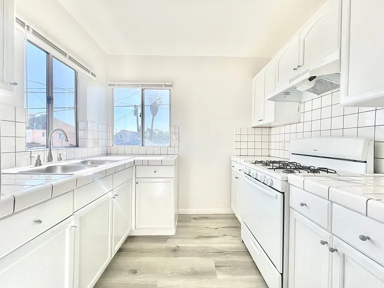 1444 W 28th St — Photo 13