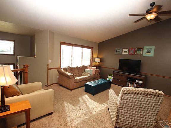 2nd image of 807 Honeysuckle Dr