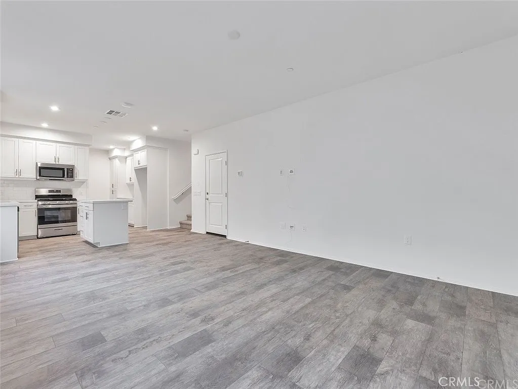 3 bed, 2.5 bath, 1448 sqft, $3,300 — Photo 4