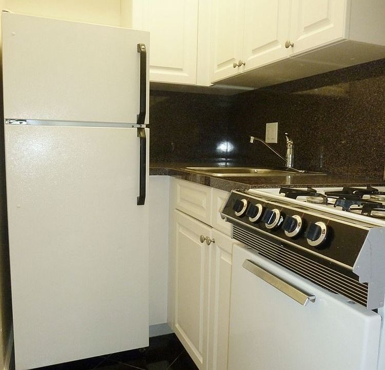 2nd image of 137 W 95th St APT 3R