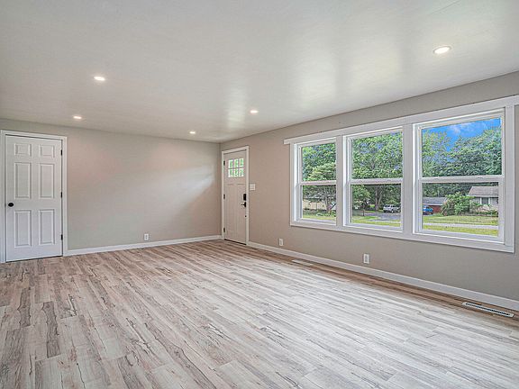 5th image of 16013 Meadowview Dr
