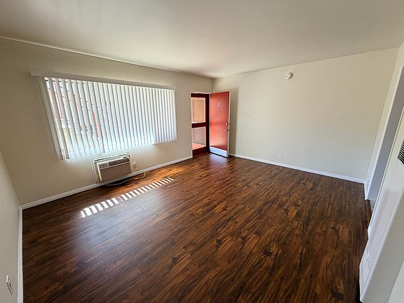 4th image of 14215 Sylvan St APT 2