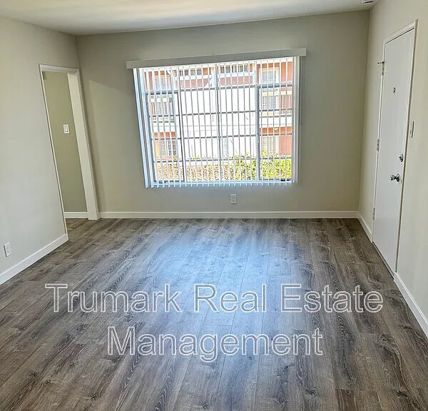 215 W Acacia Ave #6 — Photo 2