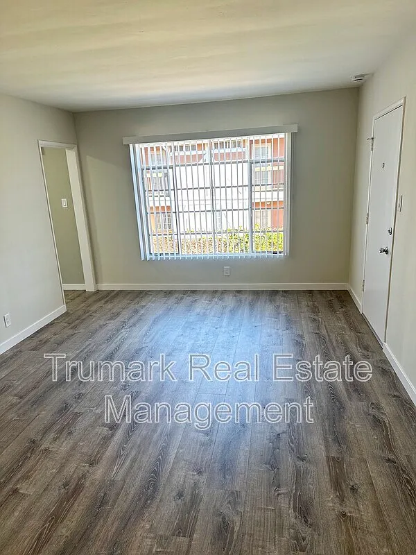 Building Photo - 215 W Acacia Ave #6