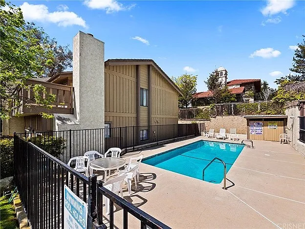 2054 Los Feliz Dr — Photo 9