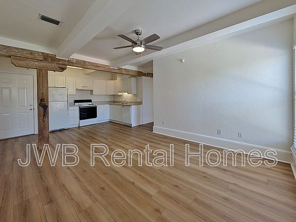 4th image of 137 1/2 King St APT 2