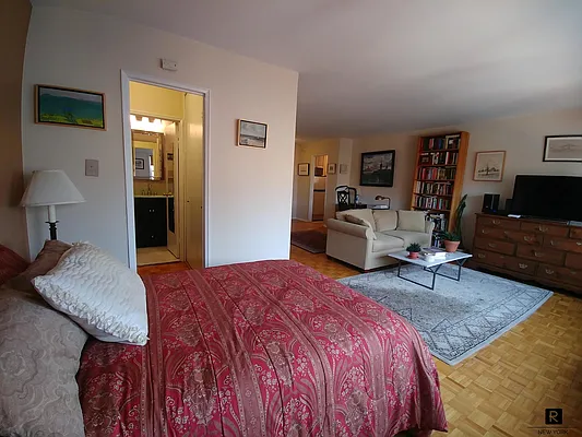 Sold by R New York | media 7