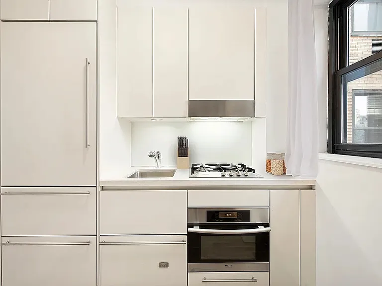 230 Riverside Dr #10G — Photo 3
