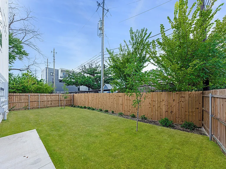 1004 Travis Ave #112 — Photo 28