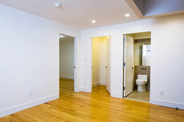 Rented by Nooklyn NYC LLC | media 81