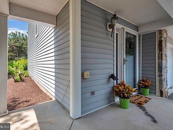 3rd image of 108 Blenny Ln