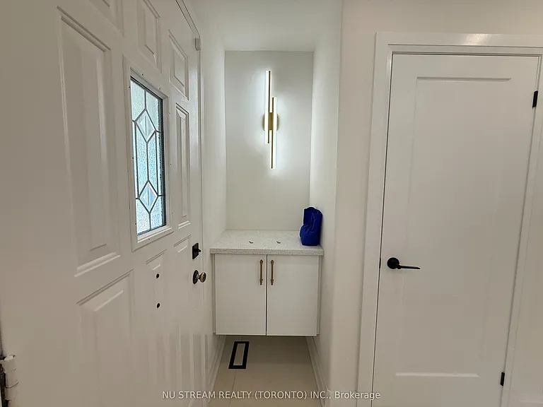 6 Rosemarie Dr #UPPER LEVEL — Photo 4