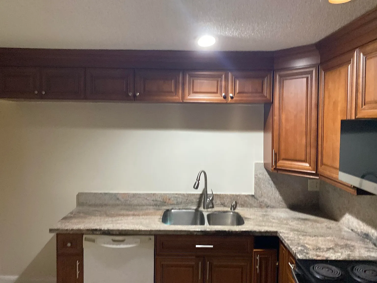 4 bed, 2.0 bath, 1075 sqft, $3,200 — Photo 3