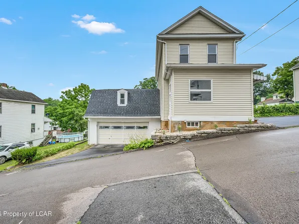 15 Court St, Hanover Township, PA 18706