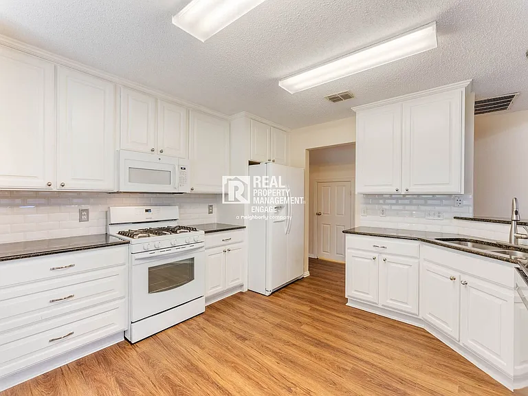 3929 Acorn Ln — Photo 14
