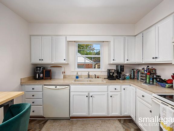 3rd image of 1015 Waverly Ave