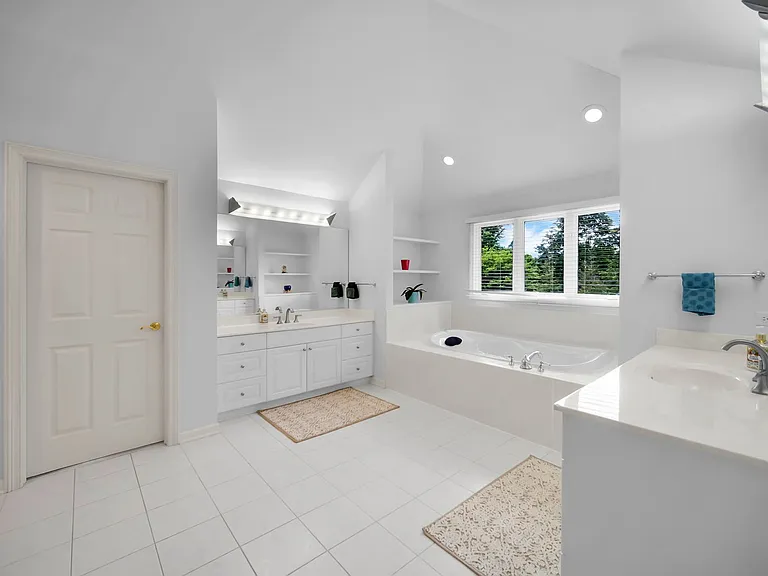 36W244 Fieldcrest Dr — Photo 29