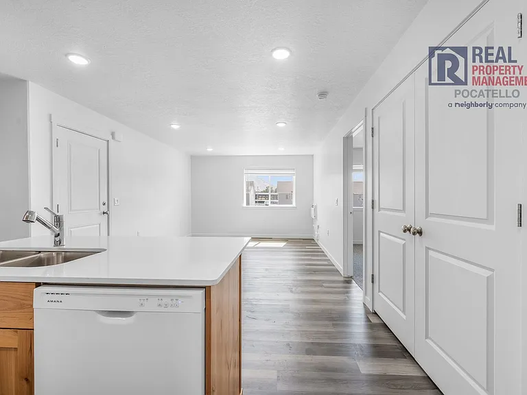 5777 S 5th Ave — Photo 5