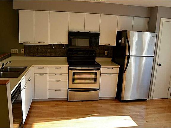 3rd image of 121 Windward Ln #121
