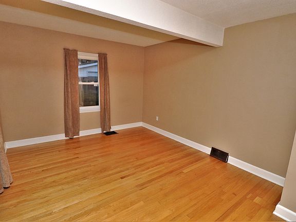 3rd image of 318 Oak Knolls Ave