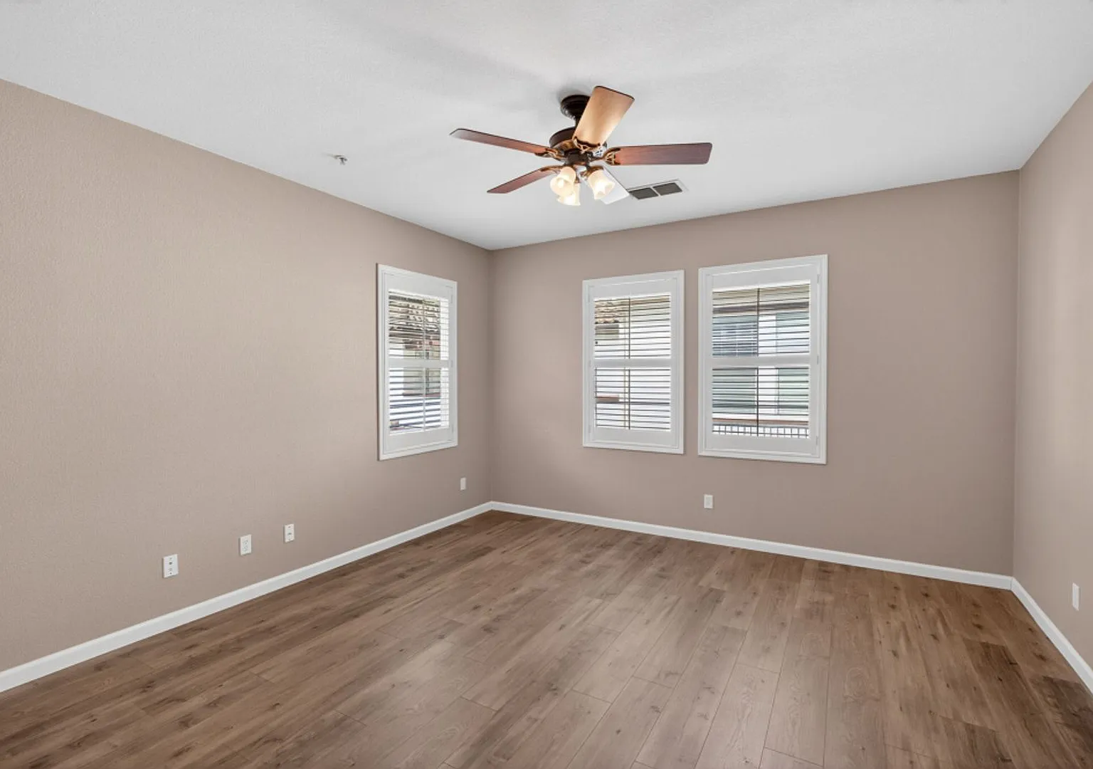 Beautiful 2 Bedroom, 2 Story Condo!! — Photo 4