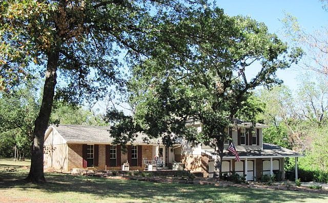 3 car garage, in town acreage!