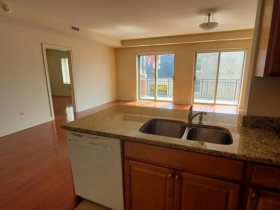 4th image of 2318 N Milwaukee Ave APT 301F