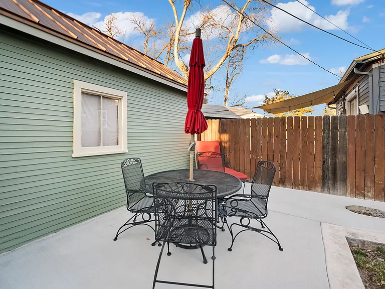 326 E Monument St — Photo 39