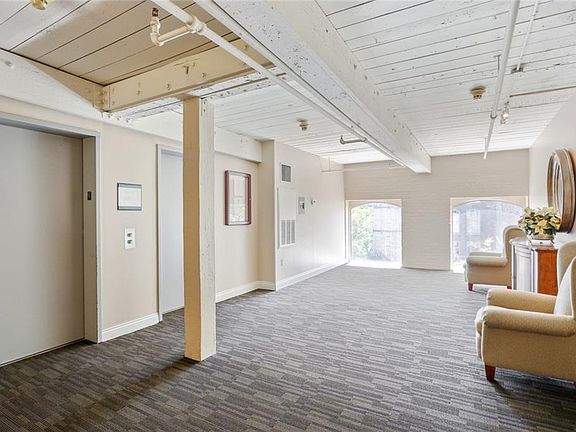 4th image of 920 Poeyfarre St #Penthouse 17